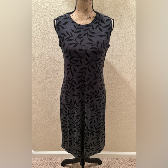 Women’s Sleeveless Classic Modern Cocktail Dress - Picture 3 of 11